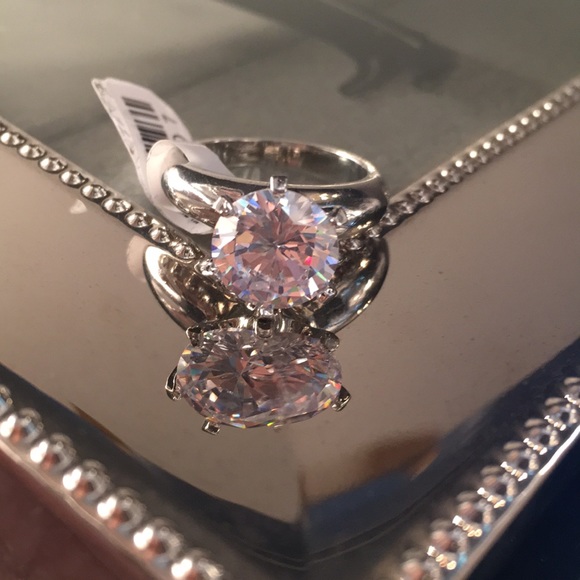 Stunning🎉HP🎉 White 3.5Ct Simulated Diamond Ring Size 6 - Picture 2 of 3